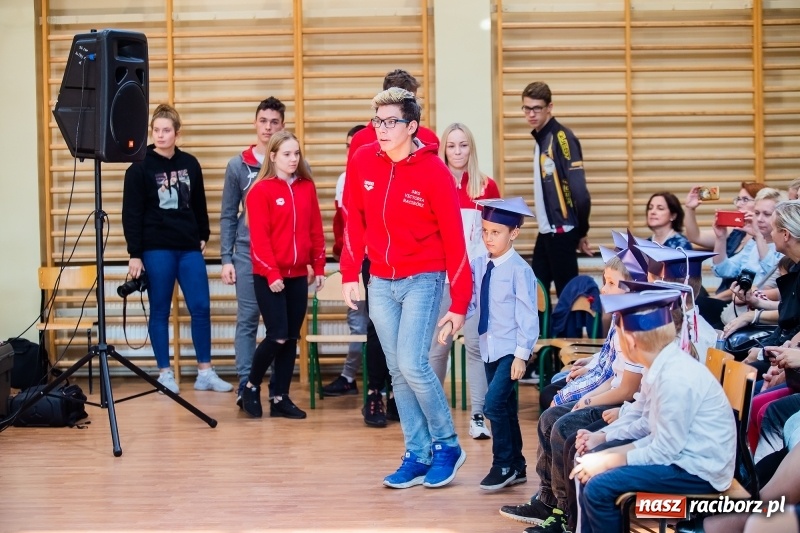 Zdjęcie w galerii na portalu naszraciborz.pl: W raciborskim ZSOMS pasowano pierwszoklasistów wiadomości z regionu