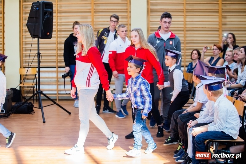 Zdjęcie w galerii na portalu naszraciborz.pl: W raciborskim ZSOMS pasowano pierwszoklasistów wiadomości z regionu