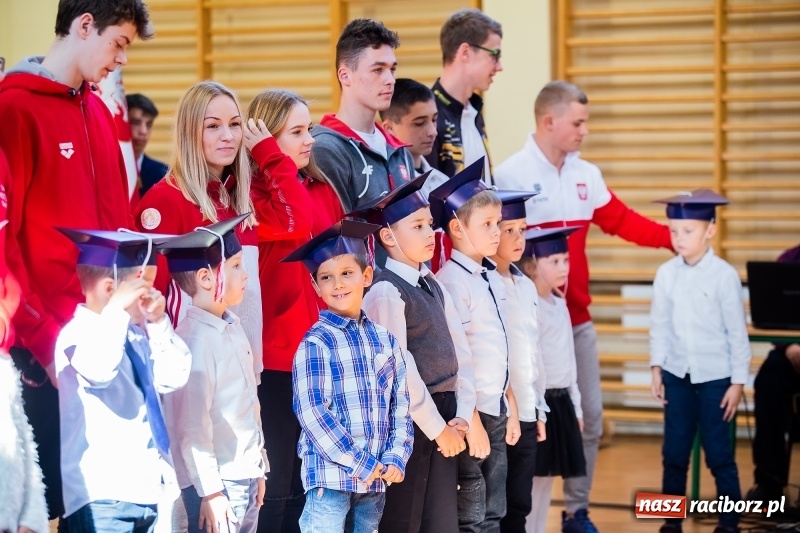 Zdjęcie w galerii na portalu naszraciborz.pl: W raciborskim ZSOMS pasowano pierwszoklasistów wiadomości z regionu