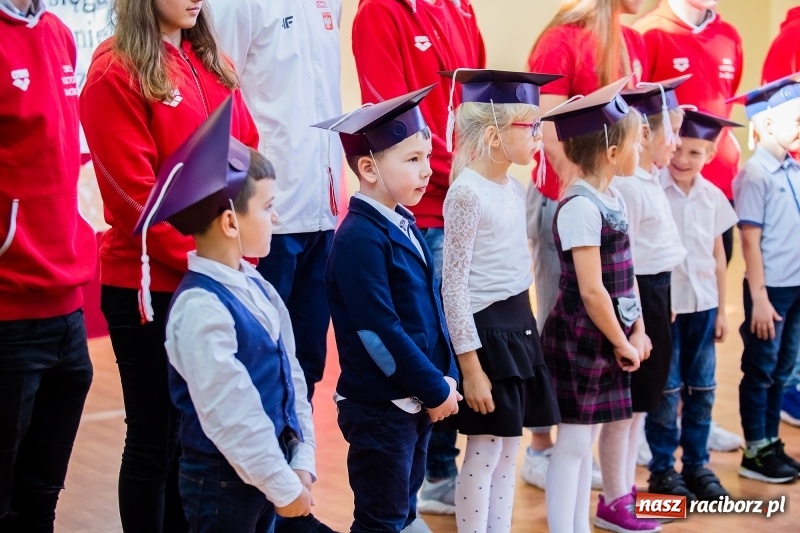 Zdjęcie w galerii na portalu naszraciborz.pl: W raciborskim ZSOMS pasowano pierwszoklasistów wiadomości z regionu