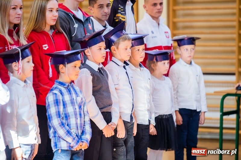 Zdjęcie w galerii na portalu naszraciborz.pl: W raciborskim ZSOMS pasowano pierwszoklasistów wiadomości z regionu