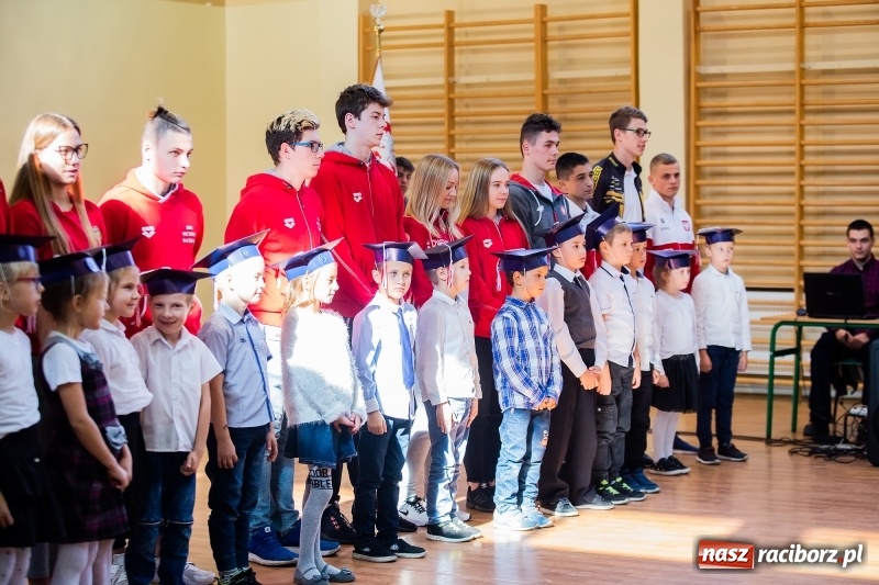 Zdjęcie w galerii na portalu naszraciborz.pl: W raciborskim ZSOMS pasowano pierwszoklasistów wiadomości z regionu