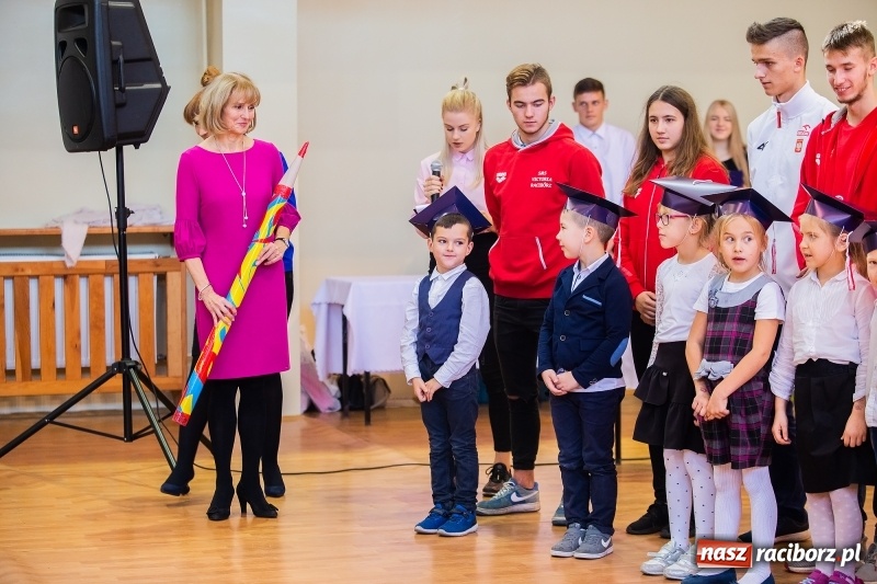 Zdjęcie w galerii na portalu naszraciborz.pl: W raciborskim ZSOMS pasowano pierwszoklasistów wiadomości z regionu