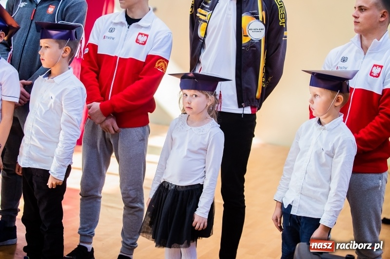 Zdjęcie w galerii na portalu naszraciborz.pl: W raciborskim ZSOMS pasowano pierwszoklasistów wiadomości z regionu