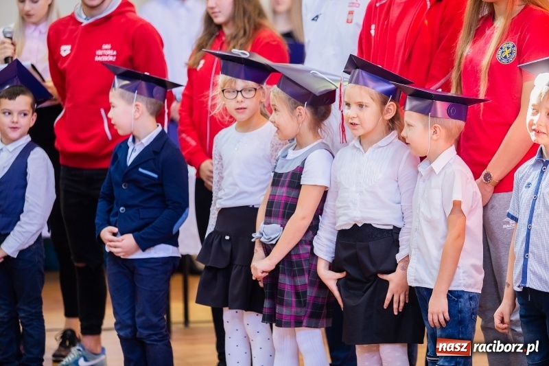 Zdjęcie w galerii na portalu naszraciborz.pl: W raciborskim ZSOMS pasowano pierwszoklasistów wiadomości z regionu