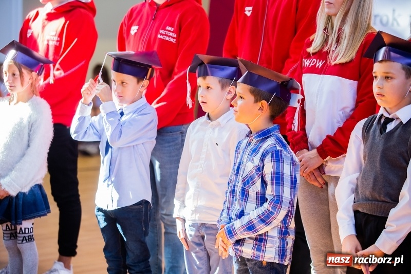 Zdjęcie w galerii na portalu naszraciborz.pl: W raciborskim ZSOMS pasowano pierwszoklasistów wiadomości z regionu