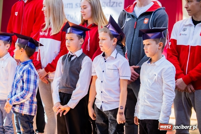 Zdjęcie w galerii na portalu naszraciborz.pl: W raciborskim ZSOMS pasowano pierwszoklasistów wiadomości z regionu
