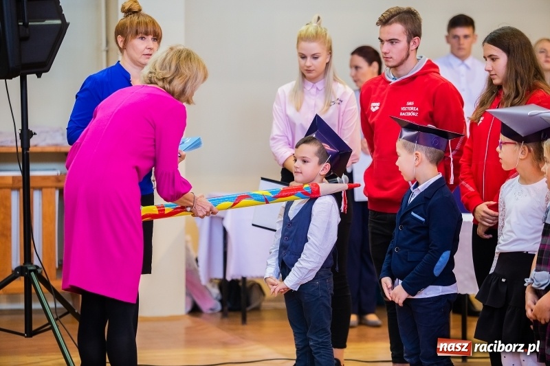 Zdjęcie w galerii na portalu naszraciborz.pl: W raciborskim ZSOMS pasowano pierwszoklasistów wiadomości z regionu