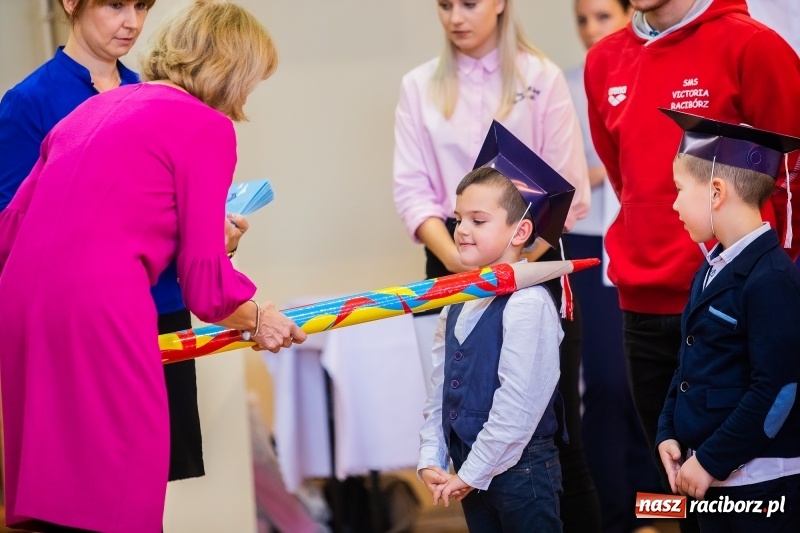 Zdjęcie w galerii na portalu naszraciborz.pl: W raciborskim ZSOMS pasowano pierwszoklasistów wiadomości z regionu