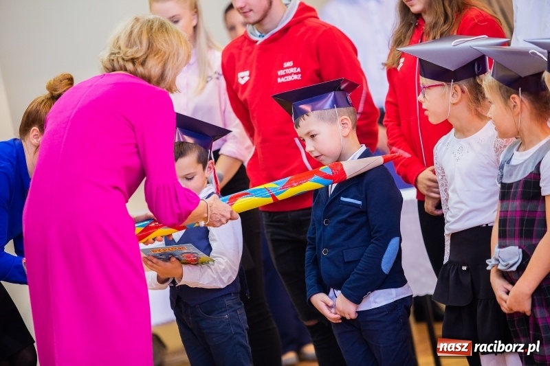 Zdjęcie w galerii na portalu naszraciborz.pl: W raciborskim ZSOMS pasowano pierwszoklasistów wiadomości z regionu