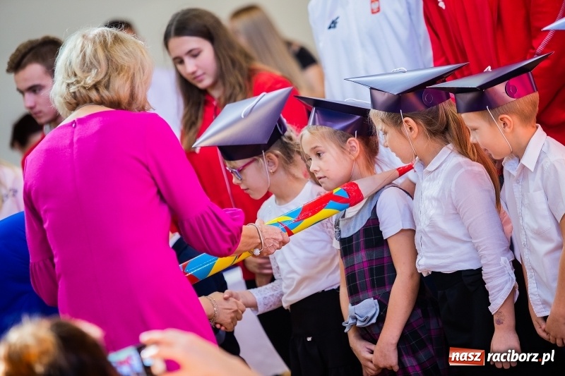 Zdjęcie w galerii na portalu naszraciborz.pl: W raciborskim ZSOMS pasowano pierwszoklasistów wiadomości z regionu