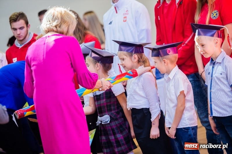 Zdjęcie w galerii na portalu naszraciborz.pl: W raciborskim ZSOMS pasowano pierwszoklasistów wiadomości z regionu