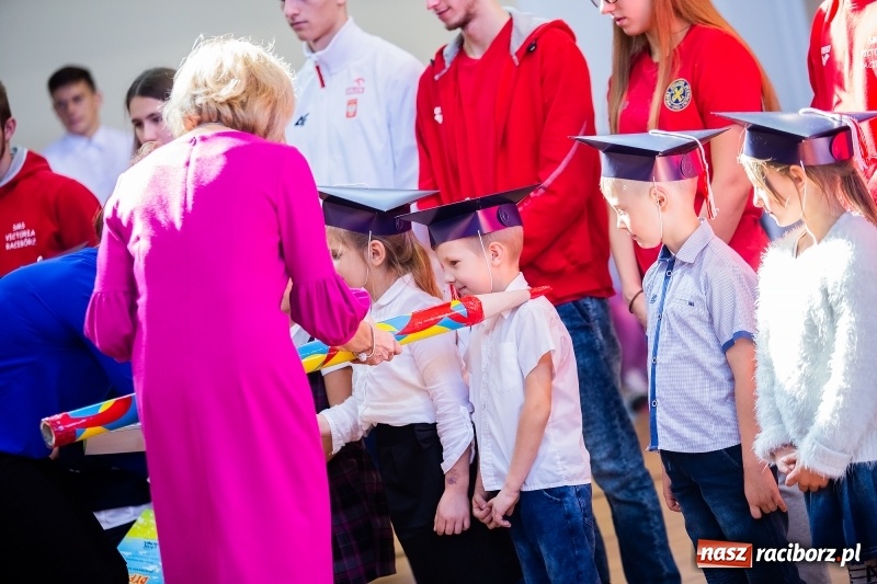 Zdjęcie w galerii na portalu naszraciborz.pl: W raciborskim ZSOMS pasowano pierwszoklasistów wiadomości z regionu