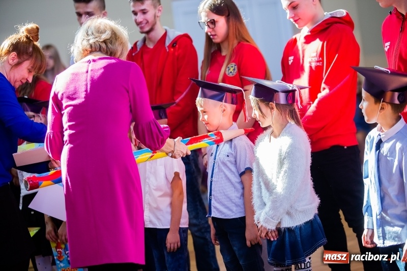 Zdjęcie w galerii na portalu naszraciborz.pl: W raciborskim ZSOMS pasowano pierwszoklasistów wiadomości z regionu