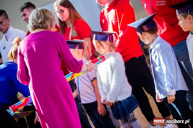 Zdjęcie w galerii na portalu naszraciborz.pl: W raciborskim ZSOMS pasowano pierwszoklasistów wiadomości z regionu