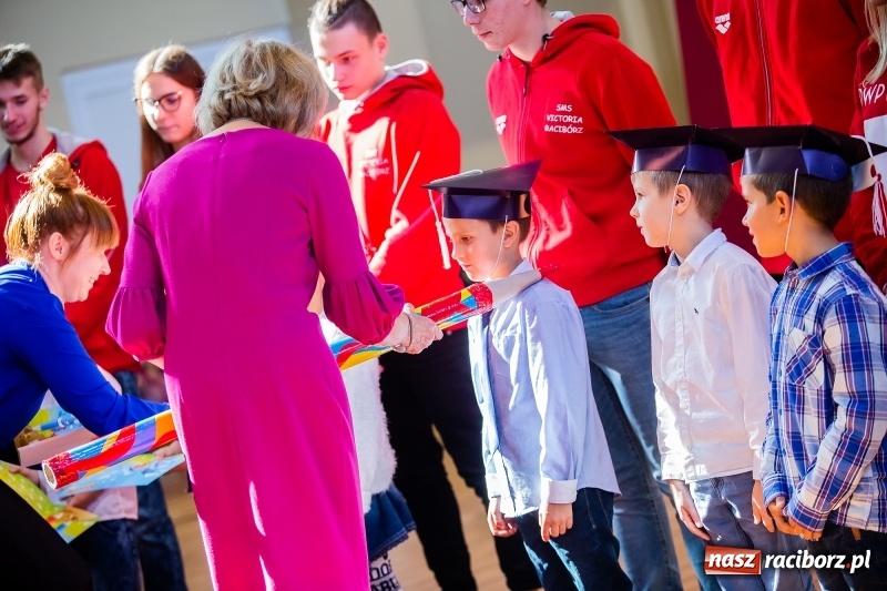 Zdjęcie w galerii na portalu naszraciborz.pl: W raciborskim ZSOMS pasowano pierwszoklasistów wiadomości z regionu
