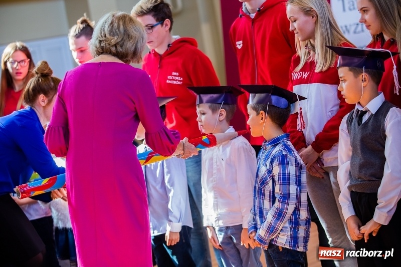 Zdjęcie w galerii na portalu naszraciborz.pl: W raciborskim ZSOMS pasowano pierwszoklasistów wiadomości z regionu