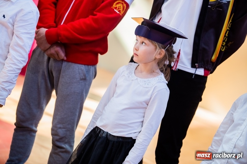 Zdjęcie w galerii na portalu naszraciborz.pl: W raciborskim ZSOMS pasowano pierwszoklasistów wiadomości z regionu