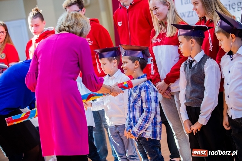 Zdjęcie w galerii na portalu naszraciborz.pl: W raciborskim ZSOMS pasowano pierwszoklasistów wiadomości z regionu