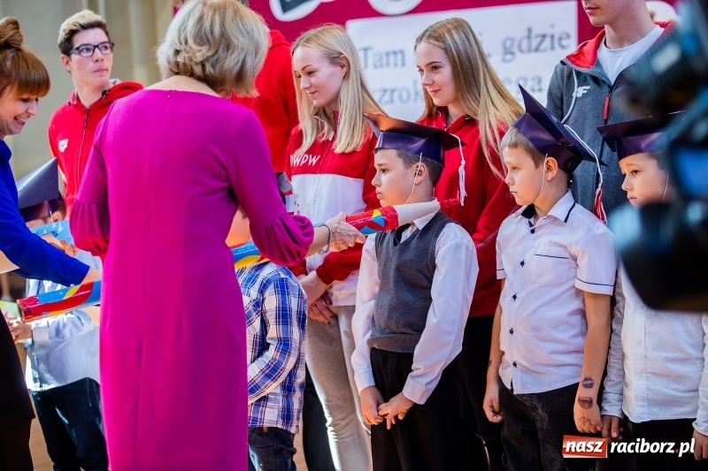 Zdjęcie w galerii na portalu naszraciborz.pl: W raciborskim ZSOMS pasowano pierwszoklasistów wiadomości z regionu