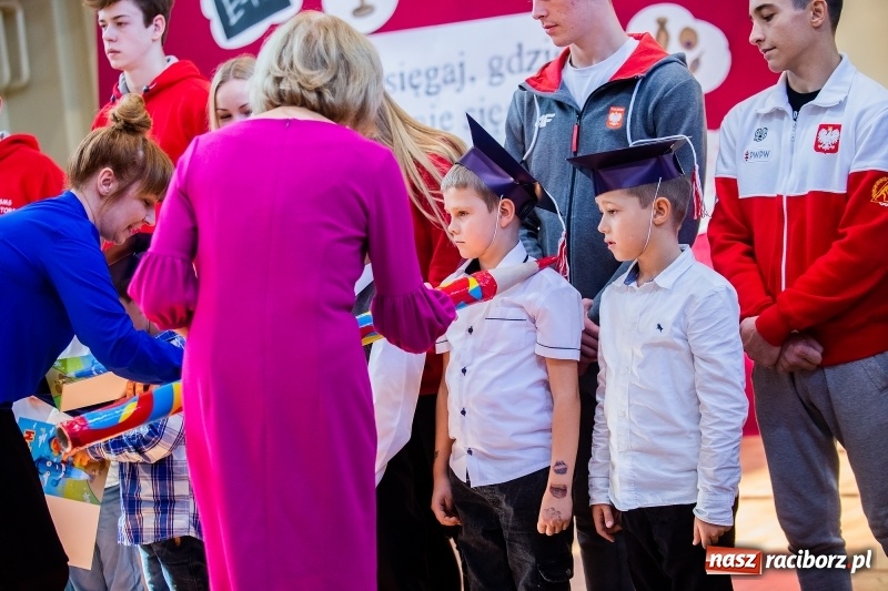 Zdjęcie w galerii na portalu naszraciborz.pl: W raciborskim ZSOMS pasowano pierwszoklasistów wiadomości z regionu