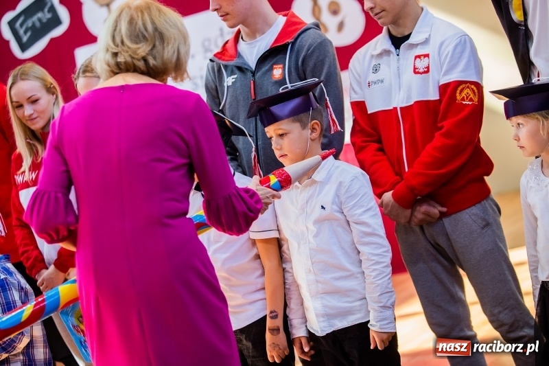 Zdjęcie w galerii na portalu naszraciborz.pl: W raciborskim ZSOMS pasowano pierwszoklasistów wiadomości z regionu