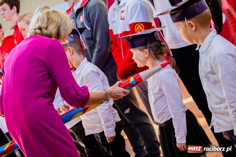Zdjęcie w galerii na portalu naszraciborz.pl: W raciborskim ZSOMS pasowano pierwszoklasistów wiadomości z regionu