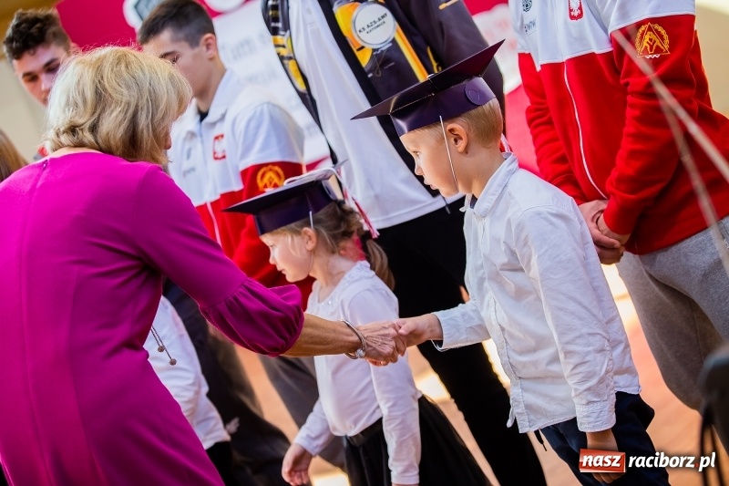 Zdjęcie w galerii na portalu naszraciborz.pl: W raciborskim ZSOMS pasowano pierwszoklasistów wiadomości z regionu
