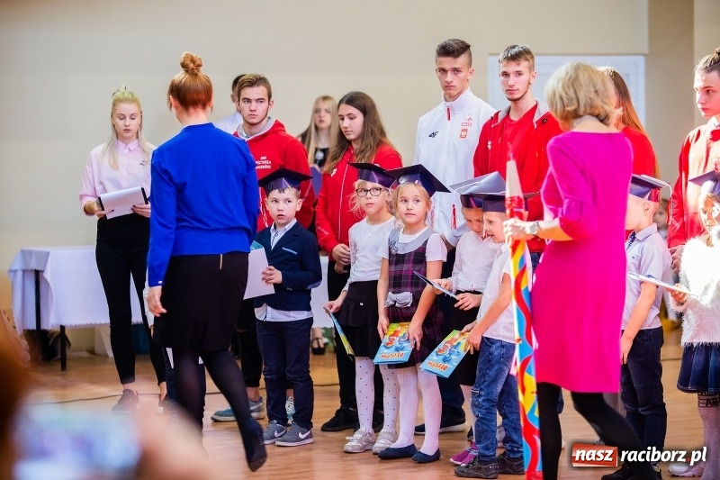 Zdjęcie w galerii na portalu naszraciborz.pl: W raciborskim ZSOMS pasowano pierwszoklasistów wiadomości z regionu