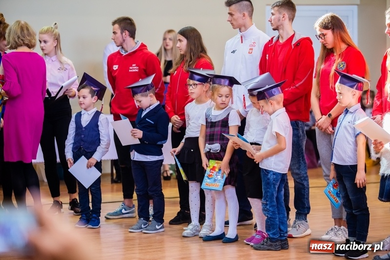 Zdjęcie w galerii na portalu naszraciborz.pl: W raciborskim ZSOMS pasowano pierwszoklasistów wiadomości z regionu