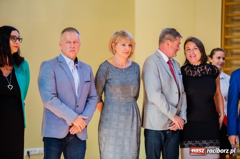 Zdjęcie w galerii na portalu naszraciborz.pl: W raciborskim ZSOMS pasowano pierwszoklasistów wiadomości z regionu