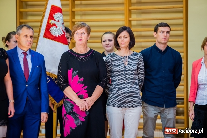 Zdjęcie w galerii na portalu naszraciborz.pl: W raciborskim ZSOMS pasowano pierwszoklasistów wiadomości z regionu
