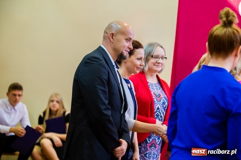 Zdjęcie w galerii na portalu naszraciborz.pl: W raciborskim ZSOMS pasowano pierwszoklasistów wiadomości z regionu