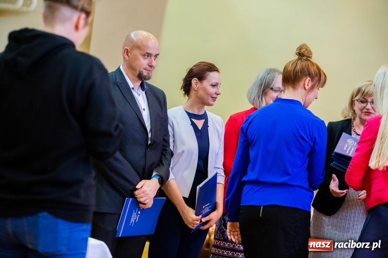 Zdjęcie w galerii na portalu naszraciborz.pl: W raciborskim ZSOMS pasowano pierwszoklasistów wiadomości z regionu