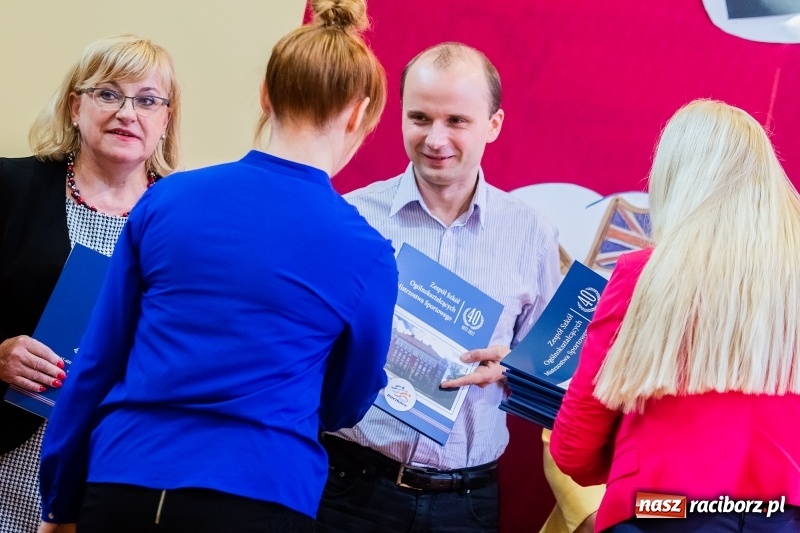 Zdjęcie w galerii na portalu naszraciborz.pl: W raciborskim ZSOMS pasowano pierwszoklasistów wiadomości z regionu