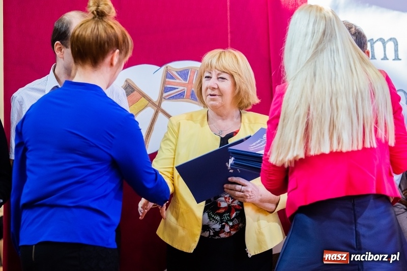 Zdjęcie w galerii na portalu naszraciborz.pl: W raciborskim ZSOMS pasowano pierwszoklasistów wiadomości z regionu