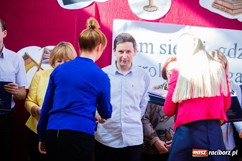 Zdjęcie w galerii na portalu naszraciborz.pl: W raciborskim ZSOMS pasowano pierwszoklasistów wiadomości z regionu