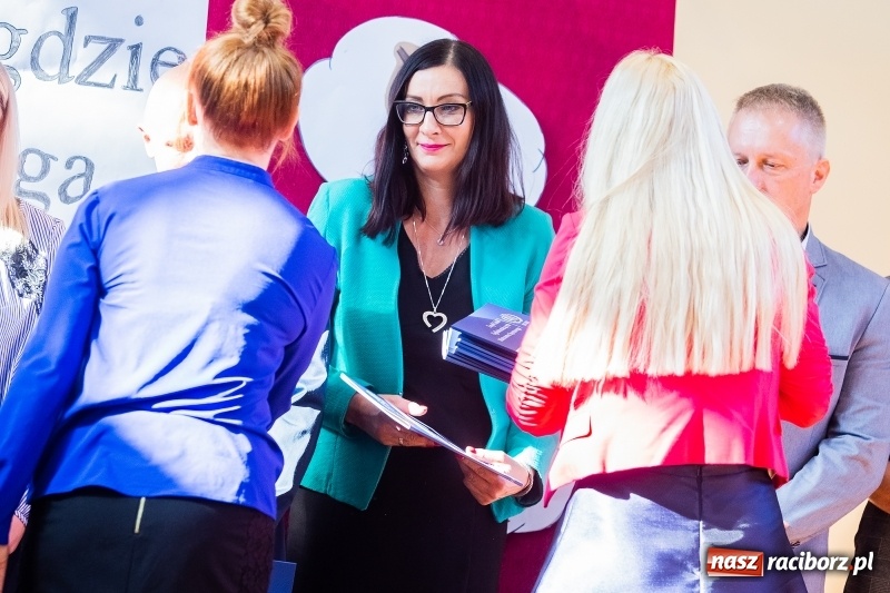 Zdjęcie w galerii na portalu naszraciborz.pl: W raciborskim ZSOMS pasowano pierwszoklasistów wiadomości z regionu