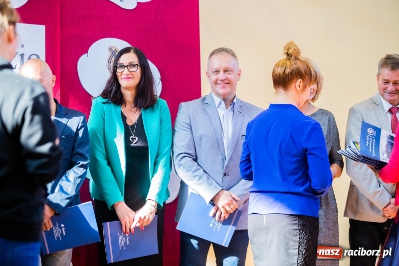 Zdjęcie w galerii na portalu naszraciborz.pl: W raciborskim ZSOMS pasowano pierwszoklasistów wiadomości z regionu