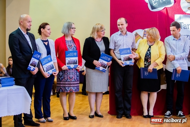 Zdjęcie w galerii na portalu naszraciborz.pl: W raciborskim ZSOMS pasowano pierwszoklasistów wiadomości z regionu