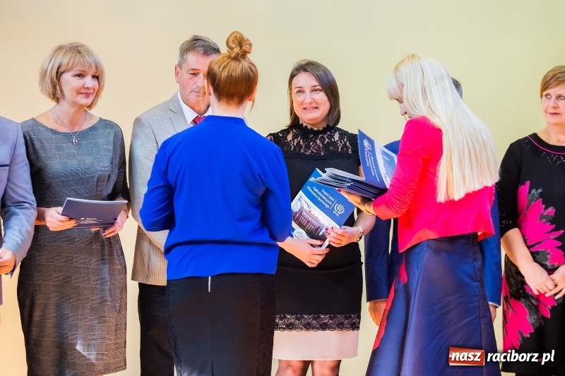 Zdjęcie w galerii na portalu naszraciborz.pl: W raciborskim ZSOMS pasowano pierwszoklasistów wiadomości z regionu