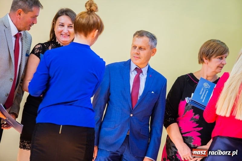 Zdjęcie w galerii na portalu naszraciborz.pl: W raciborskim ZSOMS pasowano pierwszoklasistów wiadomości z regionu