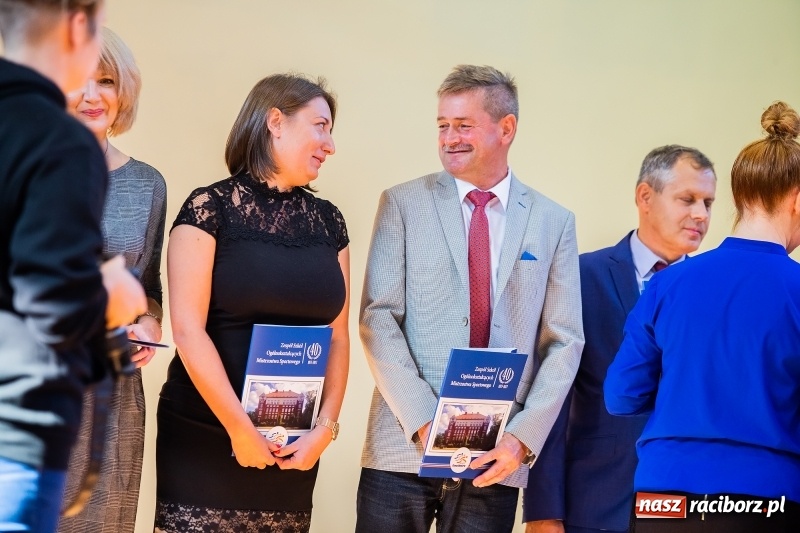 Zdjęcie w galerii na portalu naszraciborz.pl: W raciborskim ZSOMS pasowano pierwszoklasistów wiadomości z regionu