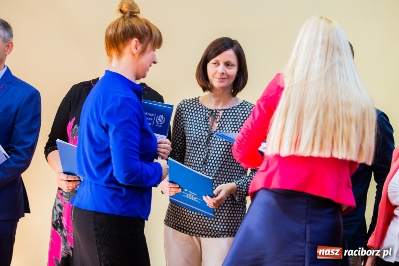 Zdjęcie w galerii na portalu naszraciborz.pl: W raciborskim ZSOMS pasowano pierwszoklasistów wiadomości z regionu