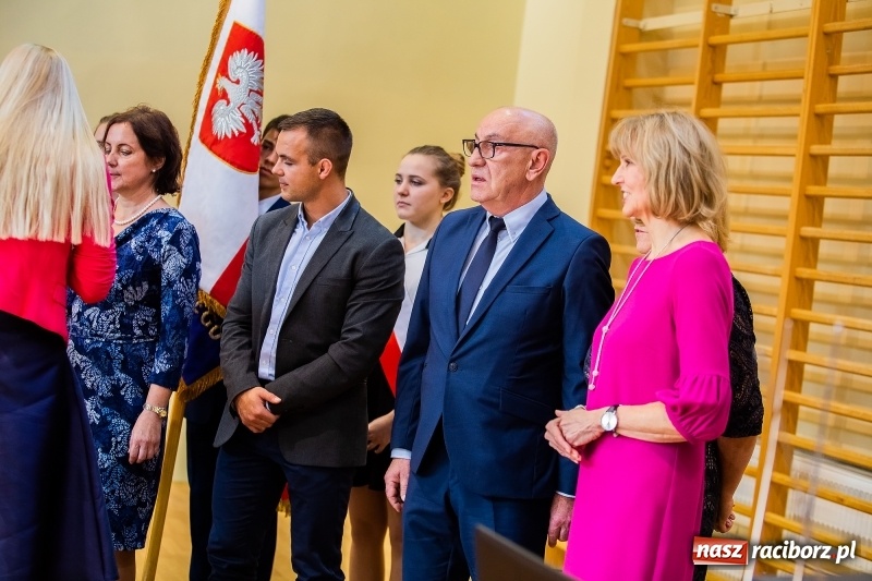 Zdjęcie w galerii na portalu naszraciborz.pl: W raciborskim ZSOMS pasowano pierwszoklasistów wiadomości z regionu