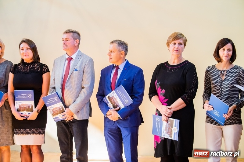 Zdjęcie w galerii na portalu naszraciborz.pl: W raciborskim ZSOMS pasowano pierwszoklasistów wiadomości z regionu