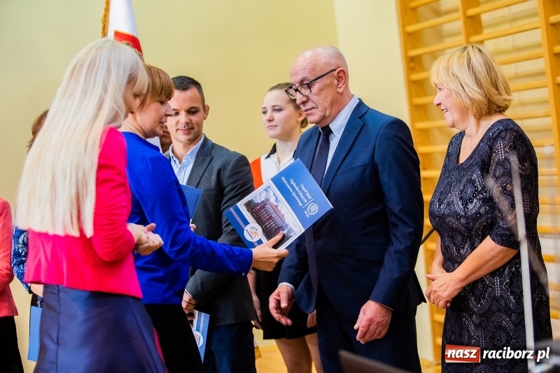 Zdjęcie w galerii na portalu naszraciborz.pl: W raciborskim ZSOMS pasowano pierwszoklasistów wiadomości z regionu