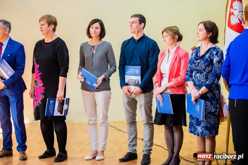 Zdjęcie w galerii na portalu naszraciborz.pl: W raciborskim ZSOMS pasowano pierwszoklasistów wiadomości z regionu