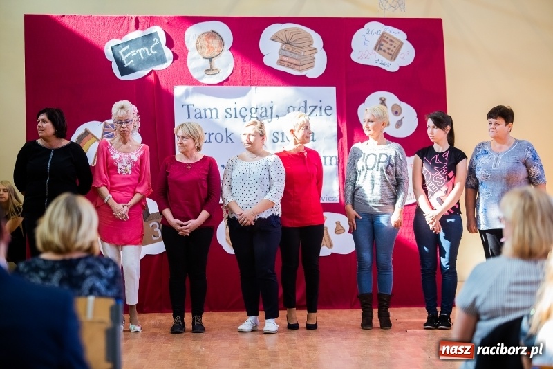 Zdjęcie w galerii na portalu naszraciborz.pl: W raciborskim ZSOMS pasowano pierwszoklasistów wiadomości z regionu