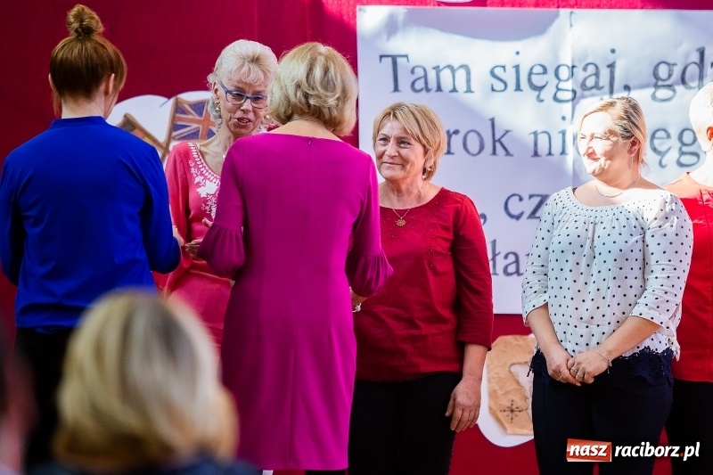 Zdjęcie w galerii na portalu naszraciborz.pl: W raciborskim ZSOMS pasowano pierwszoklasistów wiadomości z regionu